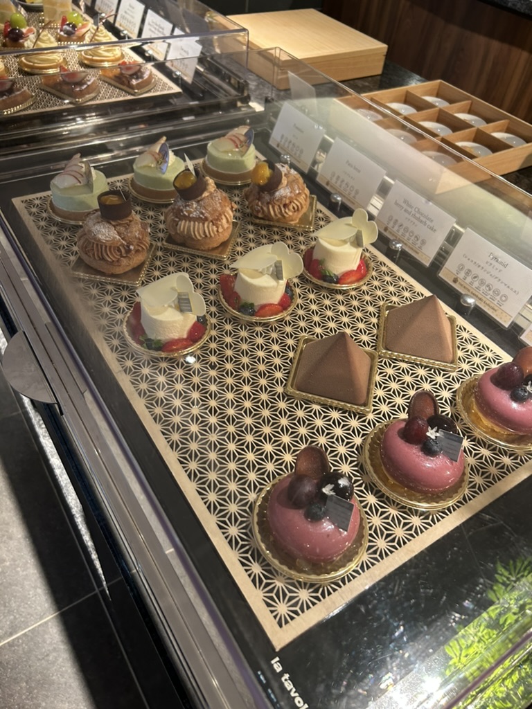 クラブラウンジのショーケースに並ぶ色とりどりのケーキとスイーツ