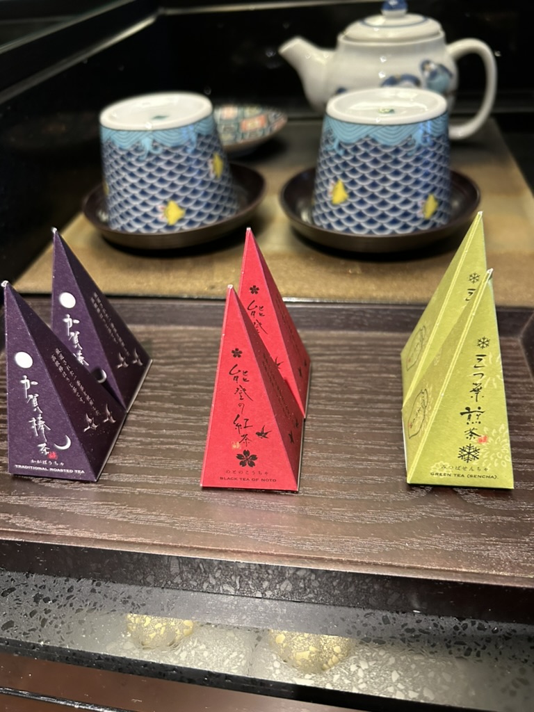 客室に用意された加賀棒茶や能登の紅茶などのお茶セットと和柄の湯のみ