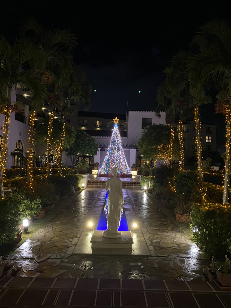 ホテル日航アリビラの中庭。クリスマスツリーとイルミネーションが輝く夜の風景