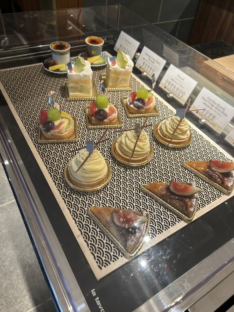 プレミアラウンジKANAZAWAに並ぶ手作りの季節のケーキ