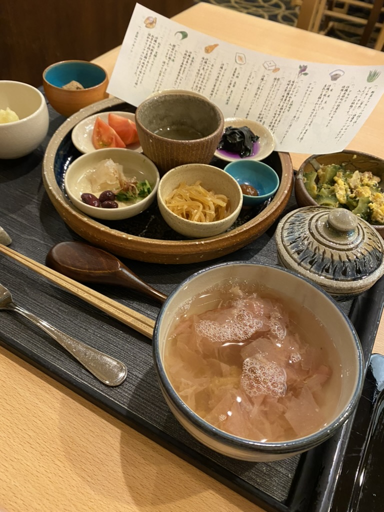 ホテル日航アリビラの和食のお店「佐和」の朝食。沖縄らしい小鉢が並ぶ和食御膳