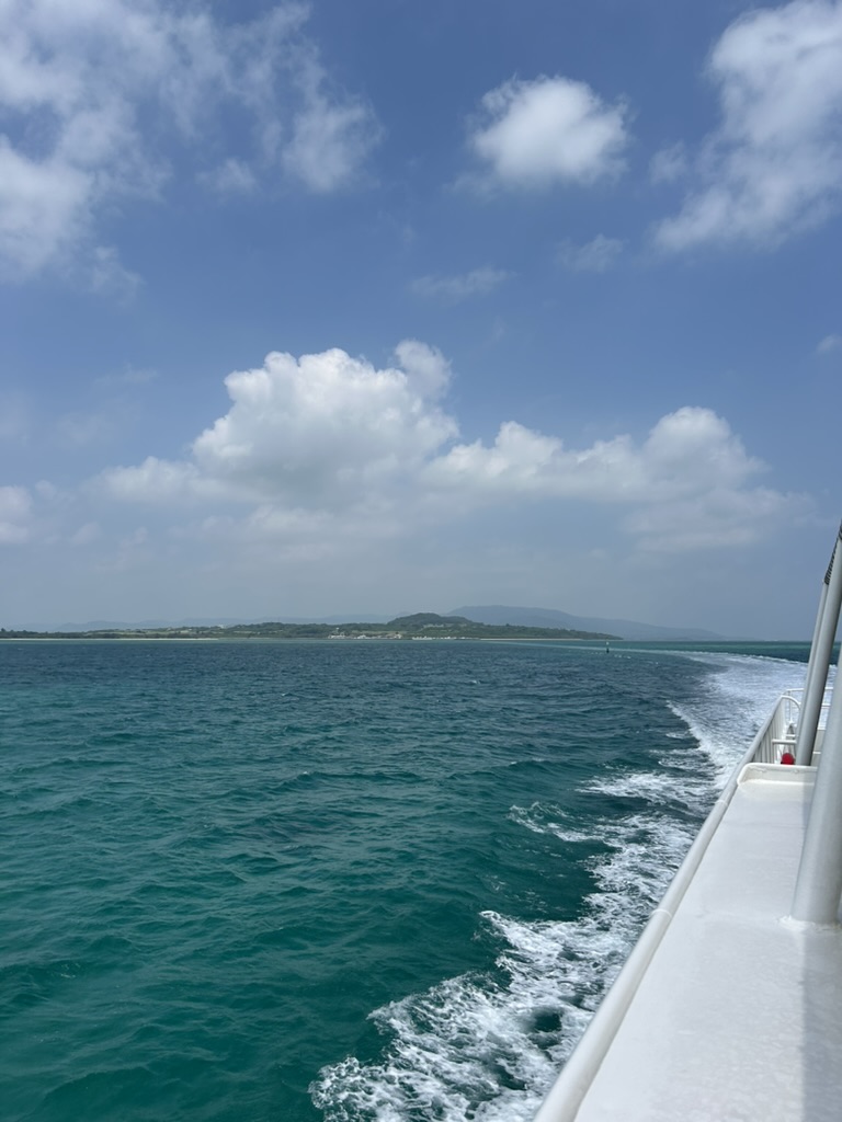 フェリーから遠ざかる小浜島