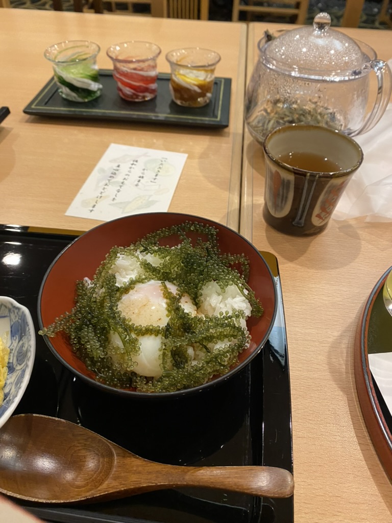 ホテル日航アリビラの和食のお店「佐和」の朝食。海ぶどうをのせた丼とさんぴん茶