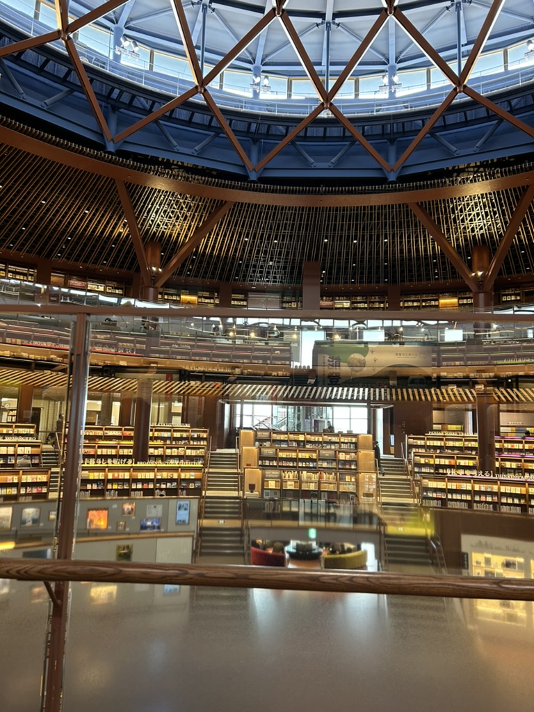 石川県立図書館グレートホールの全景。円形に並ぶ本棚と階段状の閲覧空間