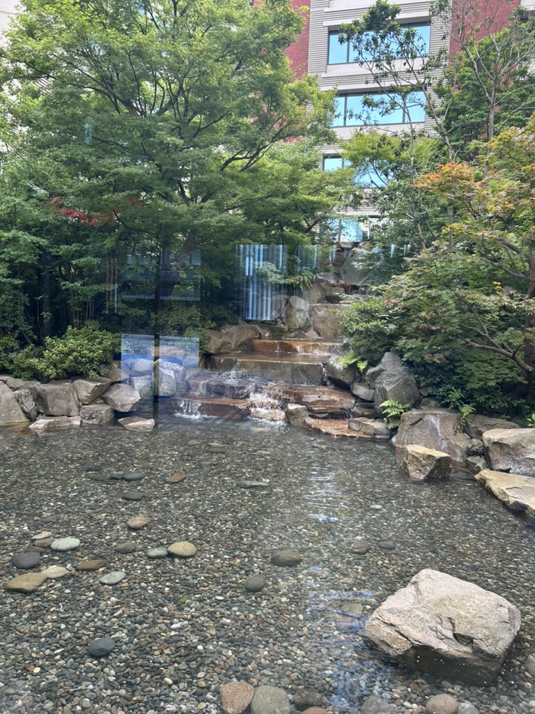 滝の流れる緑ゆたかな日本庭園