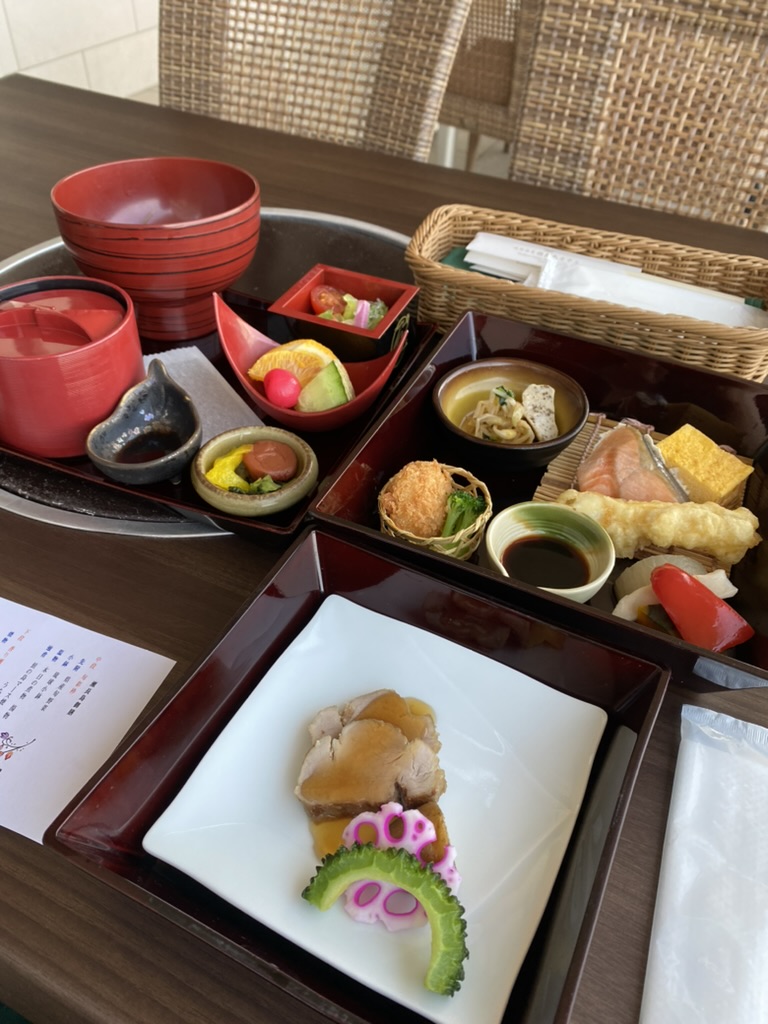 プールサイドでいただいた朝食