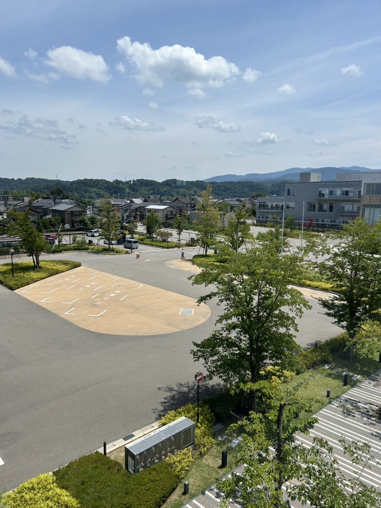 石川県立図書館の上階から見た駐車場と金沢の街並み