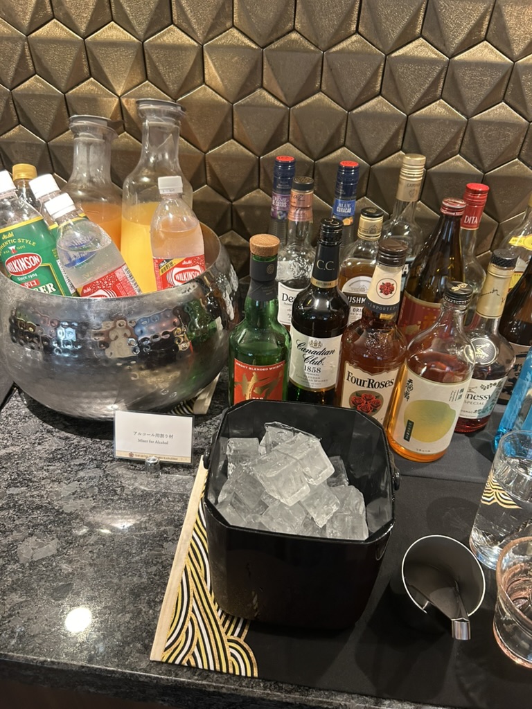 ウイスキーや梅酒などが並ぶカクテルタイムのお酒コーナー