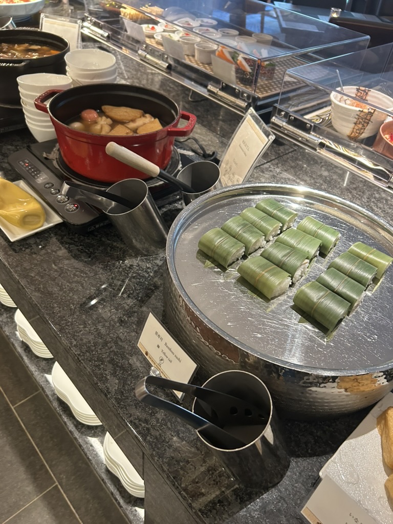 カクテルタイムに並ぶ笹寿司と温かい鍋料理