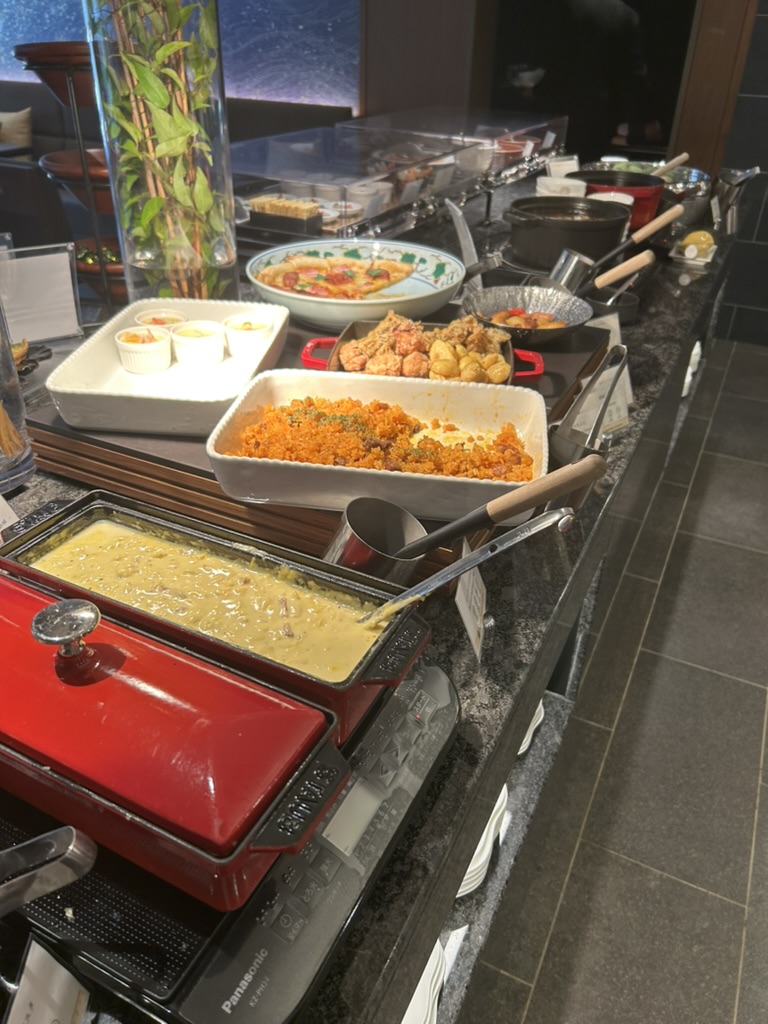 カクテルタイムに並ぶ温かいお料理のブッフェ台